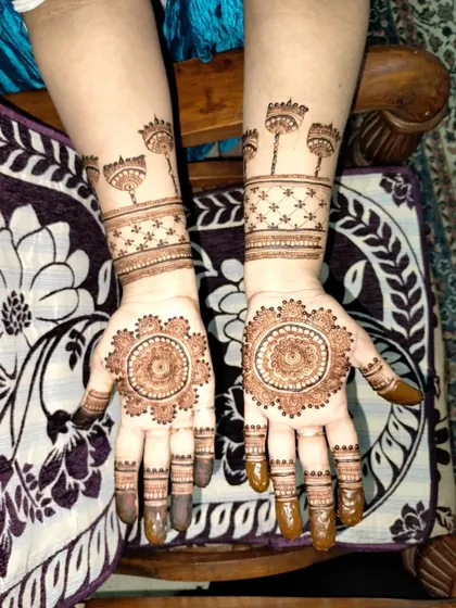The mandala design never goes out of style. Here, I've paired it with simple bands and delicate "jhumka" style drops on the wrist for a timeless look.