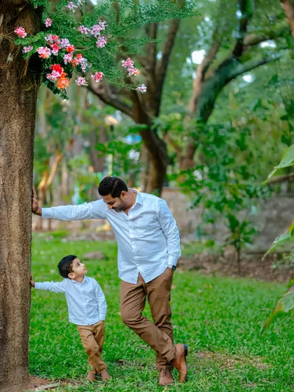 We also focus on individual relationships within the family. This portrait of a father and son sharing a quiet moment by a tree highlights their special bond, creating a timeless keepsake for them both.