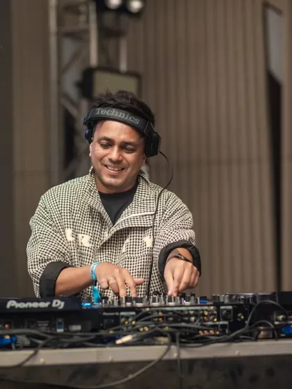 Another portrait from my recent gigs, smiling and enjoying the moment.
