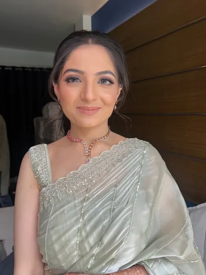 A close-up of the final look, perfect for a bride who prefers a minimalist style.