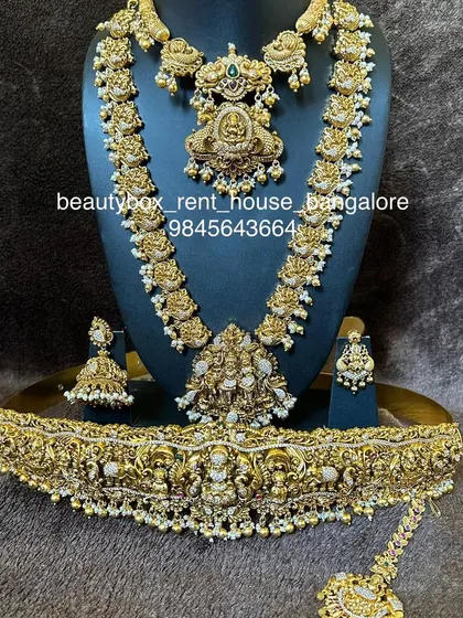 A complete and intricate temple jewellery set with pearl detailing. This rental includes a choker, multi-layered haaram, and a grand vaddanam.