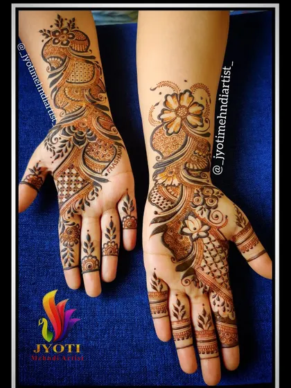 This Indo-Arabic design combines the flowing vines of Arabic mehndi with the detailed patterns of Indian art, creating a balanced and beautiful look for any occasion.
