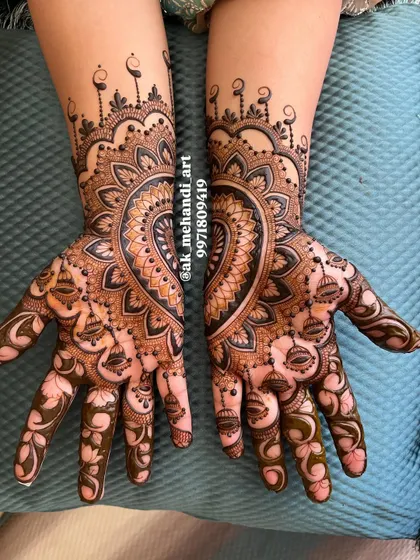 A beautiful heart-shaped design for Raksha Bandhan. The two hands come together to form a heart, symbolizing the bond between siblings.