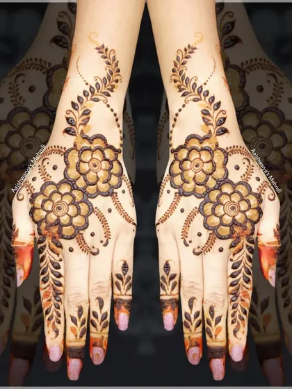 A delicate Arabic-style floral vine design, perfect for clients who prefer a less traditional and more minimalist look.