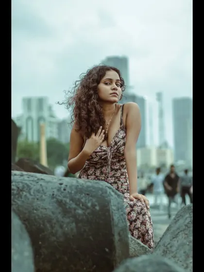 Using the urban skyline of Mumbai in the background provides a great contrast to the natural beach setting. This shot combines urban and natural elements for a unique look.