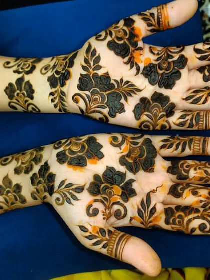 The palms are decorated with bold, beautiful flowers in this eye-catching design.