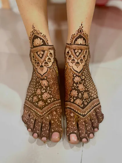 A top-down view of Reshma's intricate bridal feet mehendi.