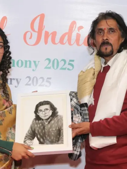 A student gifts a portrait to Padma Shri Jai Prakash Lakhiwal Ji at our "Pride of India" award ceremony.