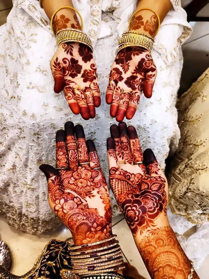 A beautiful comparison of two different designs, both with a stunning, rich stain. It shows the versatility and quality of my henna.