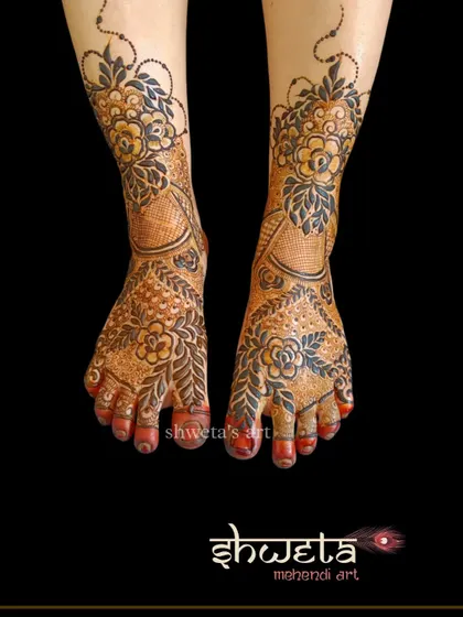 A beautiful floral mehendi design for the feet. The pattern flows from the ankle down to the toes, creating a graceful and modern look with a mix of bold and fine lines.