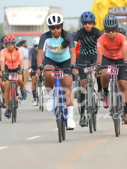 The women's peloton, with a rider from Equipe Goa leading the charge.