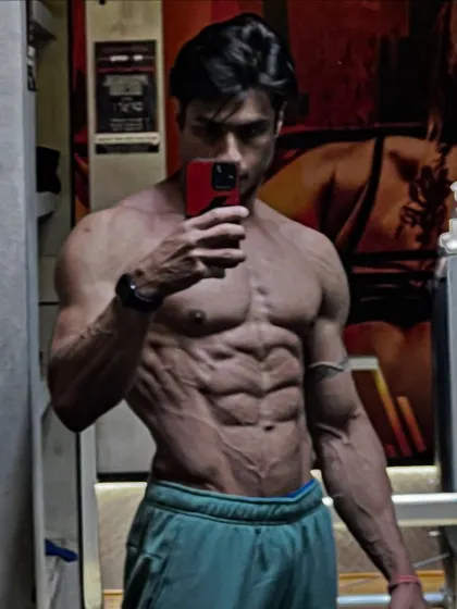 Another "death before defeat" selfie, showing the vascularity and hardness that comes with extreme conditioning.