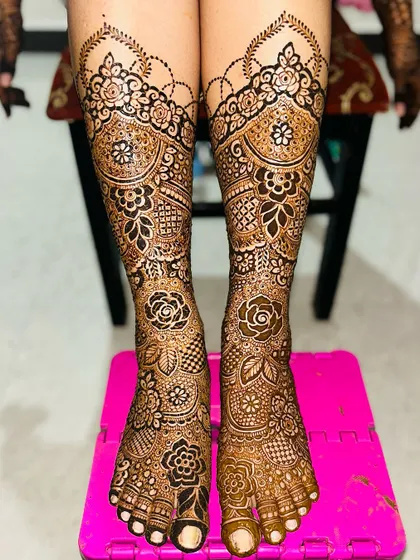 Your bridal look isn't complete without beautiful mehendi on your feet. I specialize in heavy, intricate floral designs that cover your feet and ankles, ensuring you look stunning from head to toe.