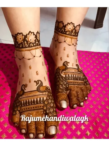 Here is another style for bridal feet mehendi. This design features majestic peacocks on the top of the feet with delicate chain-like patterns around the ankles, giving the feel of traditional Indian 'payals' or anklets.