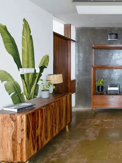 A single Wavy Banana Tree Wall Sticker makes a bold statement in this entryway. It’s a simple way to add a touch of drama and personality to your home’s first impression.