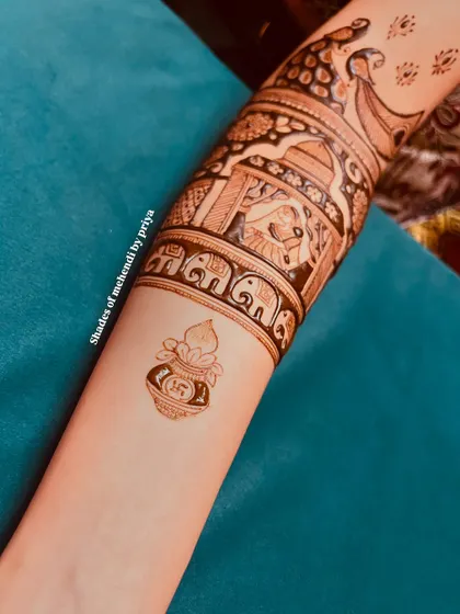 A small, single 'kalash' (pot) motif. Even small elements are designed with care and can be added to any mehendi design.