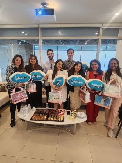 With fellow doctors at the Aphrodite threads workshop in Seoul. This hands-on training focused on PLLA caprolactone threads for jawline and eyebrow lifts, enhancing my skills in minimally invasive aesthetic procedures.