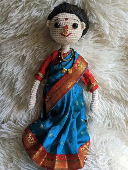 A top-down view of the Maharashtrian doll, showing the drape of her saree.