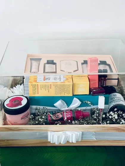A sophisticated baby shower trousseau in a pinewood and acrylic box. This hamper is filled with premium skincare and beauty products for the mom-to-be.