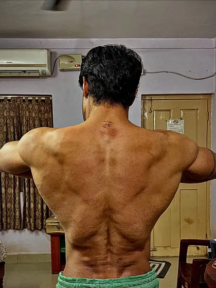 A throwback to a time when it was all about the shreds. This back shot shows extreme definition and leanness.