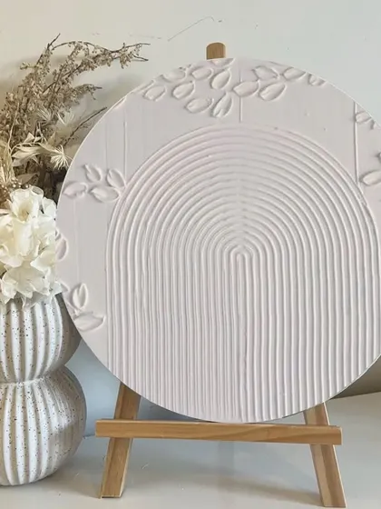 This is a more minimalist take on texture art. I used a notched tool to create a clean, modern arch pattern and added delicate leaf imprints for a subtle, elegant finish.