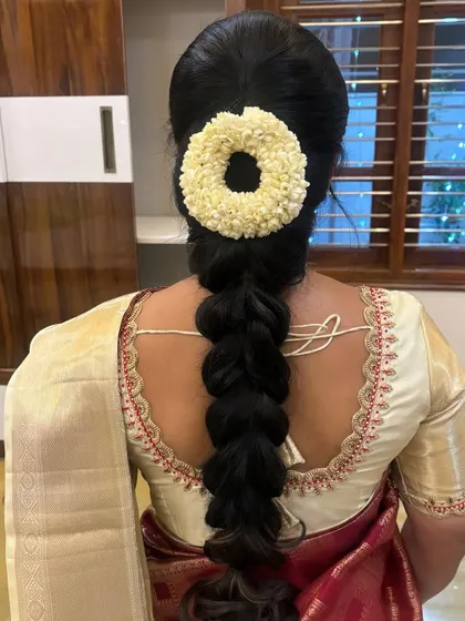 A simple, thick traditional braid finished with a round jasmine gajra. A timeless and elegant choice for any ceremony.