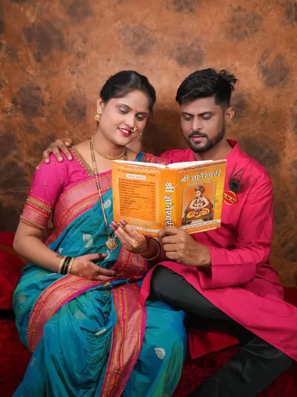 Reading stories to the little one. A creative and sweet concept for a maternity photoshoot.