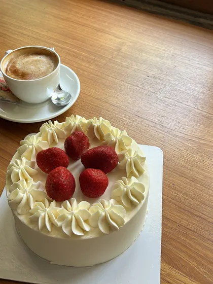 A classic fresh cream and strawberry cake, perfect for a simple, elegant celebration. This bento cake is ideal for two and pairs wonderfully with a cup of coffee for a quiet, special moment.