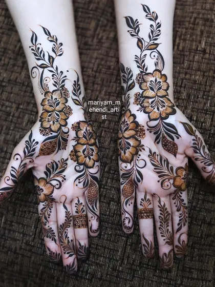 A beautiful Khafif mehendi design with 3D floral patterns.
