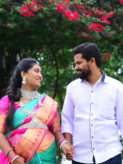 A beautiful maternity shoot featuring a silver-plated CZ set. The modern jewellery provides a lovely contrast to the traditional silk saree.