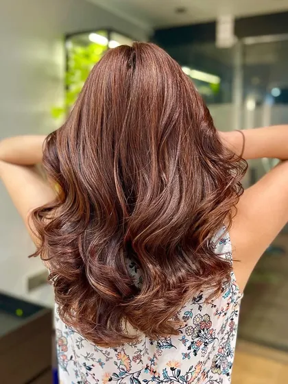 This copper brown color is full of warmth and allure. The light catches the coppery tones beautifully, creating a vibrant and eye-catching look.