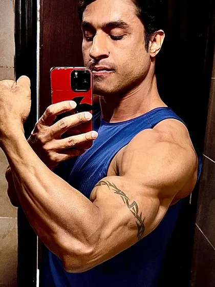 A focused bicep pose. The key is to stay hungry in practice but confident in performance.