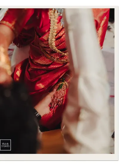 A detail shot of the bride's feet during a ritual, a moment of tradition and symbolism.