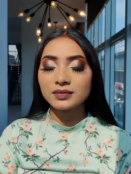 A soft and glamorous half cut crease using warm brown and shimmery tones. This is a very popular and versatile look for events and bridal makeup.