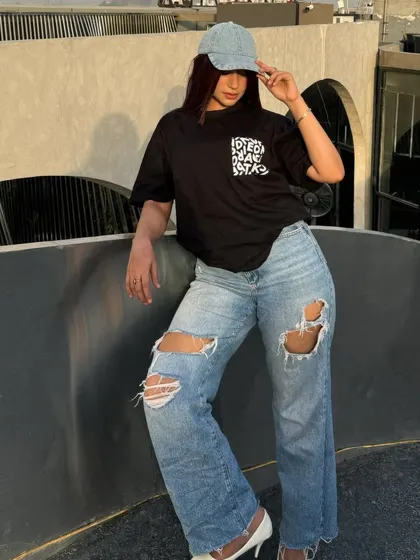 A full-length pose in the comfortable and cool oversized outfit.