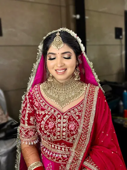 Champagne gold glitter eyes for this bride in a vibrant pink lehenga. This look is a perfect blend of traditional glam and modern color.