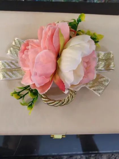 A detailed shot of the floral and ribbon decoration on top of my cream-colored trunk box. It's these little touches that make a gift feel truly special.