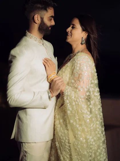 A stylish, modern portrait with a city skyline view. Rooftop shoots in Mumbai offer a glamorous and contemporary feel.