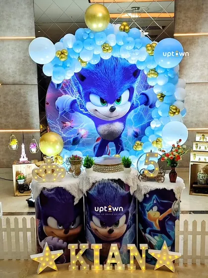 A high-speed Sonic the Hedgehog themed birthday party with a dynamic character backdrop.