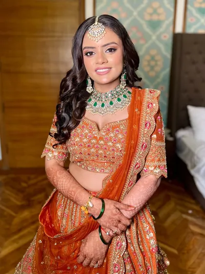 A reception look that speaks royalty. From the softly blended eyes to the luminous base, this look is all about balance and elegance.