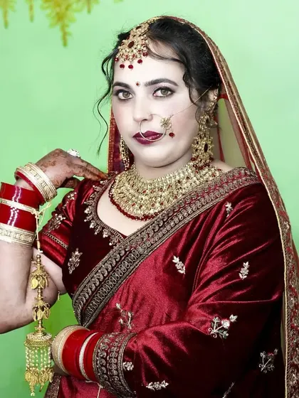 An elegant pose showcasing the bride's beautiful jewelry and the details of her velvet outfit.