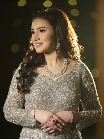 Another beautiful shot showing her radiant smile. The makeup looks flawless even without any filters.