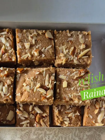 A close-up of my Gud Papdi. It has a lovely crispiness that makes it different from a soft laddoo.
