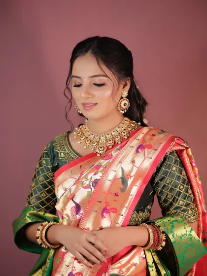 A full portrait of the simple, elegant look.
