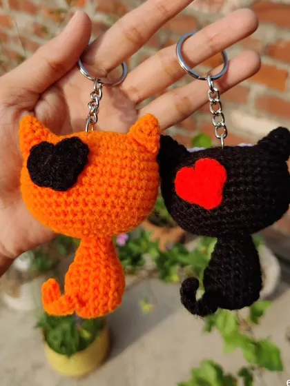Another view of the heart detail on the back of the cat keychains.