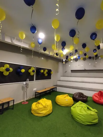 This is the common area I set up for the IPL screening event. Along with the ceiling balloons, I placed themed balloon flowers on the wall to complete the look in this casual lounge space.