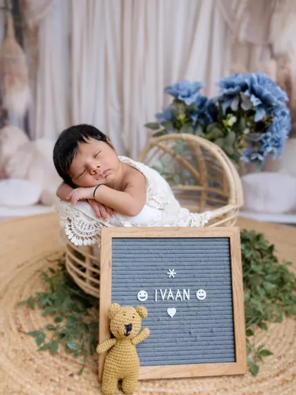 The full setup for baby Ivaan, featuring a personalized letter board and a knitted teddy bear. I love adding these custom touches to make your session unique.