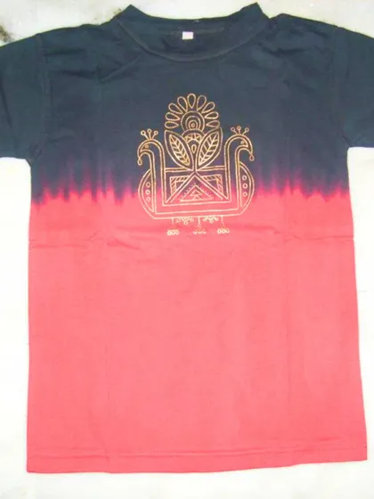 A finished hand-painted T-shirt featuring a traditional twin peacock motif in gold. This design combines a tie-dye effect on the fabric with precise line work, a technique you can learn in my classes.