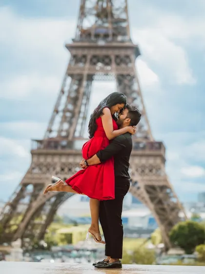 A classic romantic movie pose, made perfect with the iconic backdrop.