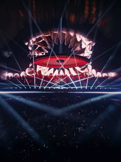 The stage production for the NYE concert was dynamic and ever-changing. Here, the visuals transformed into a monstrous, jaw-like structure, adding a dark and edgy vibe to Argy's set.